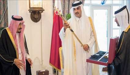 اعطای شمشیر، از سوی امیر قطر به ملک سلمان