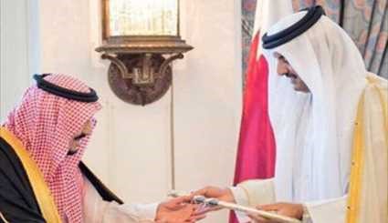اعطای شمشیر، از سوی امیر قطر به ملک سلمان