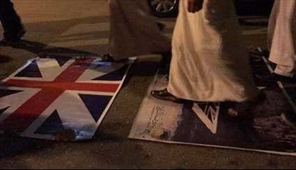 بالصور؛ محتجون يحرقون علم بريطانيا رفضا لزيارة ماي للبحرين