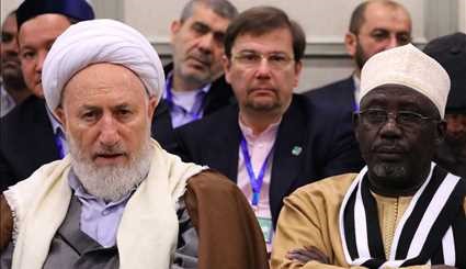 قائد الثورة يستقبل كبار المسؤولين وضيوف مؤتمر الوحدة الاسلامية