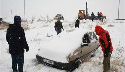 الثلوج تغلق بعض الطرق المؤدية الى مدينة أهر وبعض قراها شمال غربي ايران