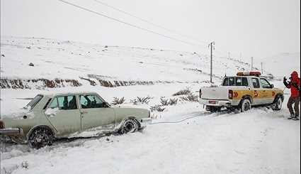 الثلوج تغلق بعض الطرق المؤدية الى مدينة أهر وبعض قراها شمال غربي ايران