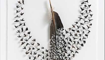 فنان أميركي يأخذ ريشة من طير ويحوِّلها إلى مجسمات على شكل ذلك الطير