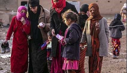 Iraqi Popular Forces Continue to Support Displaced Families of Western Mosul