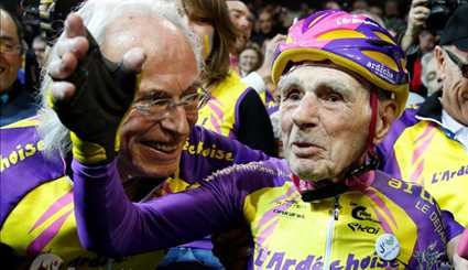 قائد دراجة عمره 105 عاما يحطم رقما قياسيا