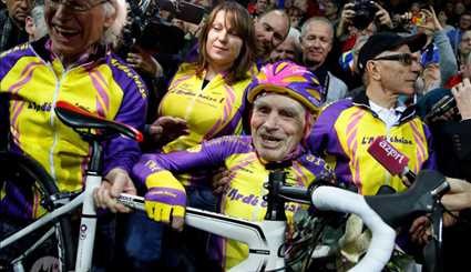 قائد دراجة عمره 105 عاما يحطم رقما قياسيا