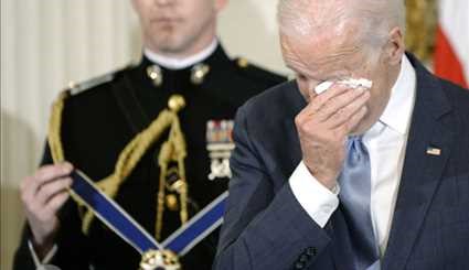 أوباما تسبب في بكاء بايدن