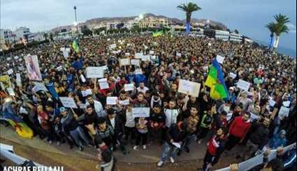 بالصور ..احتجاجات في المغرب على مقتل بائع السمك والمطالبة بإلغاء العسكرة و بإجراءات اجتماعية