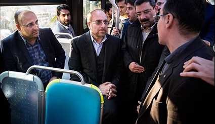 بالصور.. عرض اسطول حافلات وسيارات اجرة هجينة في طهران