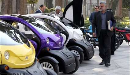 Rouhani visits indiginous electric vehicles