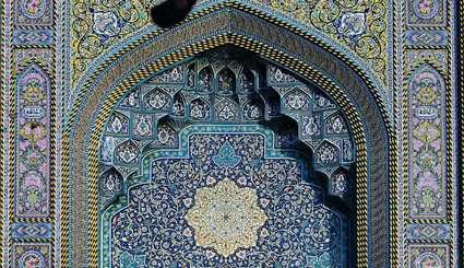 بالصور ..زخارف إسلامية متناغمة في العتبة الحسينية والعباسية في كربلاء المقدسة بالعراق