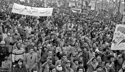 7 فبراير 1357- حشد الشعب الإيراني لعودة الإمام الخميني