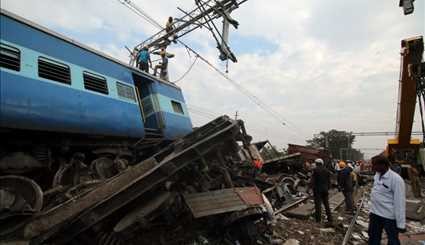 خروج مرگبار قطار از ریل در هند +عکس