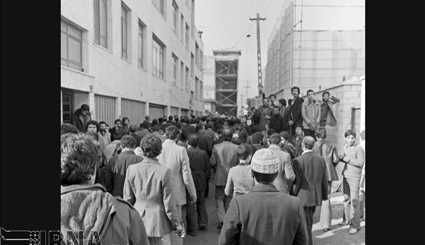 14 February 1357 - meeting people, Imam Khomeini (RA) in the 
