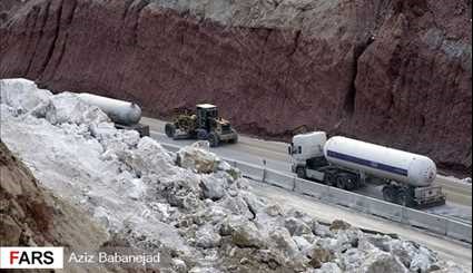 رانش زمین و ریزش کوه در مسیر آزادراه پل زال - خرم‌آباد لرستان | تصاویر