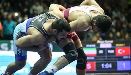 اليوم الأول لمباريات كأس العالم للمصارعة الحرة بمدينة كرمانشاه الايرانية