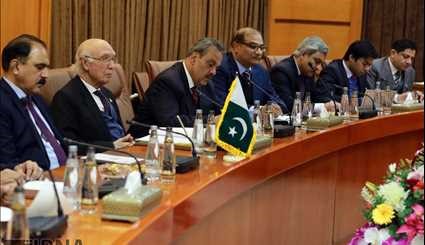 Defense minister, senior Pakistani official meet in Tehran