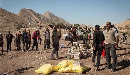 IRCS Workers Provide Humanitarian Aid for Flood-Hit Areas in Southern Iran