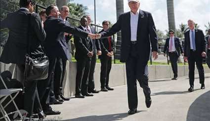 نحوه خاص دست دادن ترامپ +عکس