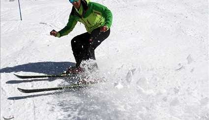 مسابقات التزلج في حلبة تاريك درة بمدينة همدان
