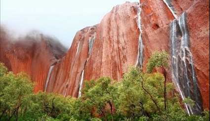 بالصور..صخرة أولورو، تغير لونها حسب الوقت، أحد أهم المعالم الطبيعية في استراليا