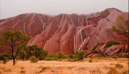بالصور..صخرة أولورو، تغير لونها حسب الوقت، أحد أهم المعالم الطبيعية في استراليا