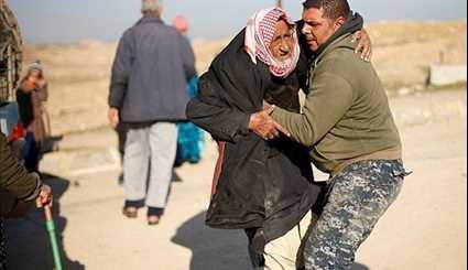 المواطنون النازحون يواصلون الفرار من الموصل