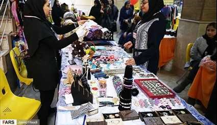 بالصور.. سوق خيرية للمعاقين عقليا عشية عيد النوروز التراثي في ايران