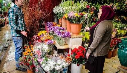سوق الورود والنباتات عشية عيد النوروز