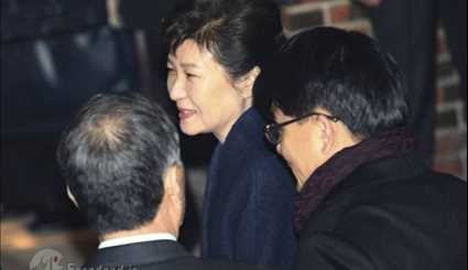 صور..  رئيسة كوريا الجنوبية تخرج من مكتبها بعد خلعها من منصبها