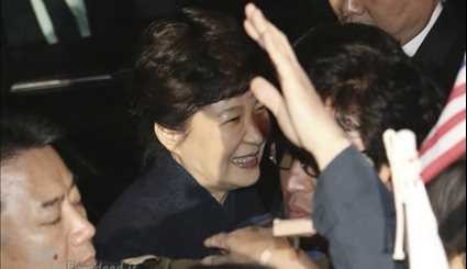 صور..  رئيسة كوريا الجنوبية تخرج من مكتبها بعد خلعها من منصبها