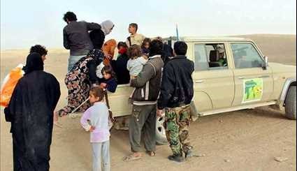 Iraqi Popular Forces Assist People Escaping from Mosul