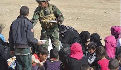 Iraqi Popular Forces Assist People Escaping from Mosul