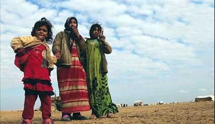 Iraqi Popular Forces Assist People Escaping from Mosul