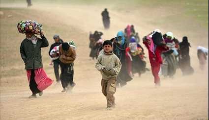 Iraqi Popular Forces Assist People Escaping from Mosul