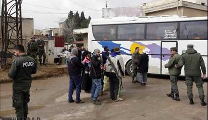 آغاز خروج اولین گروه تروریست ها از حمص سوریه/ تصاویر