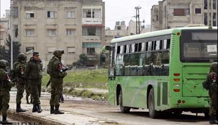 آغاز خروج اولین گروه تروریست ها از حمص سوریه/ تصاویر
