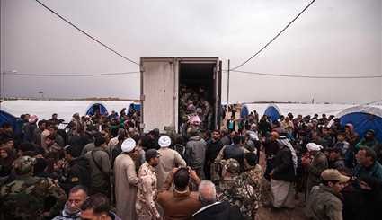 بالصور..تقديم الدعم اللوجستي لنازحي الموصل العراقي