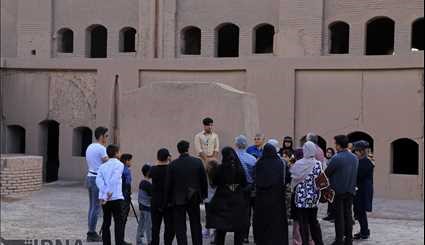 گردشگران نوروزی در ارگ بم و کاریز کیش | تصاویر