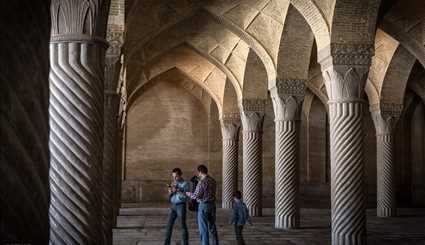 السياح بعيد النوروز في مسجد 