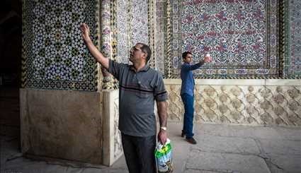 السياح بعيد النوروز في مسجد 