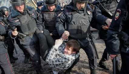 Russian police detain hundreds of protesters