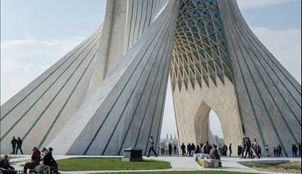 برج آزادی تهران میزبان مسافران نوروزی/ تصاویر