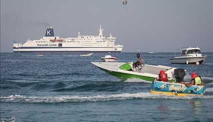 تفریحات دریایی مسافران نوروزی در کیش/ تصاویر