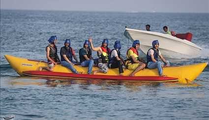 تفریحات دریایی مسافران نوروزی در کیش/ تصاویر