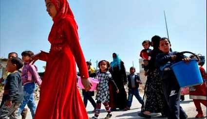 Iraqi Families Flee Mosul Amid Fighting Between Gov't Forces, ISIL
