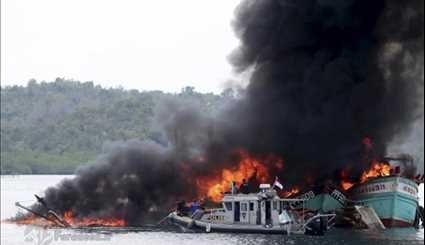 انفجار قارب للصيادين غير الشرعيين في اندونيسيا