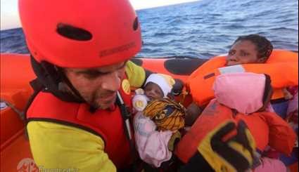 مهاجر عمره 4 ايام يصارع الموت في البحر الابيض المتوسط
