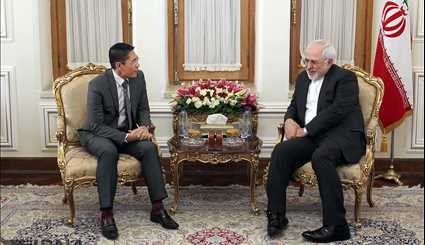 Zarif meets with officials of Hungary, Singapore