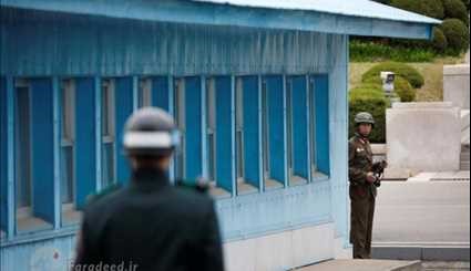 عکس‌های منتشر شده از معاون‌ترامپ در مرز  دو کره